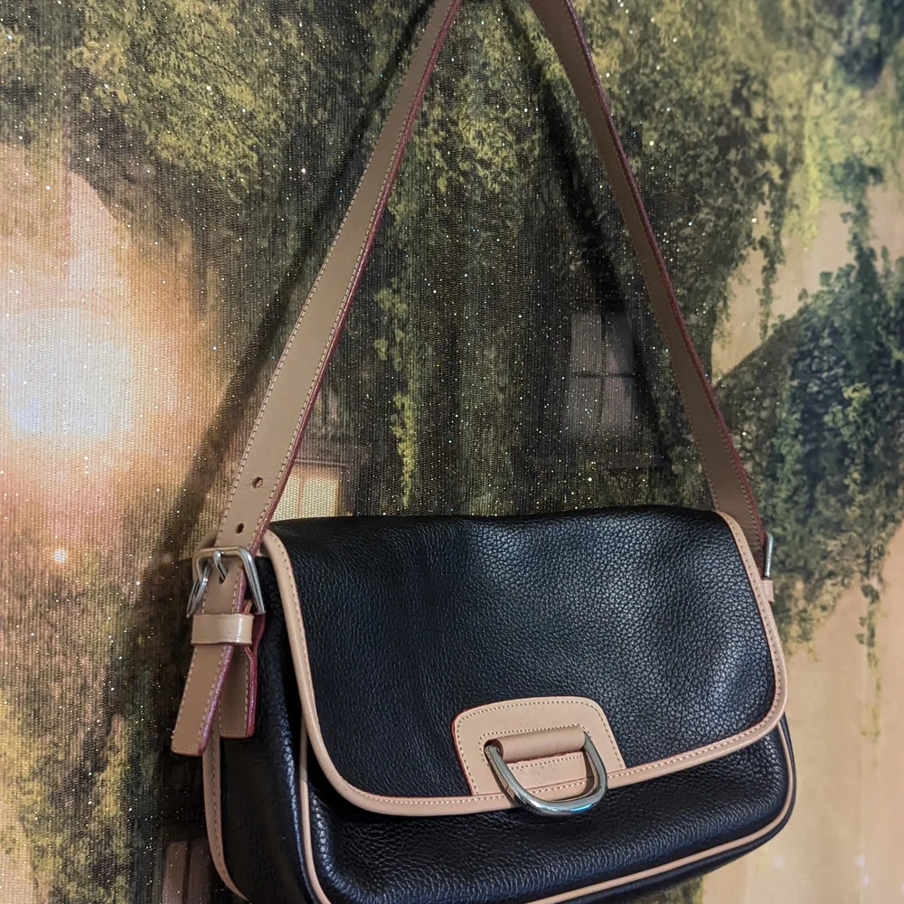 Dooney & Bourke Classic Black and Tan shoulder Bag Vintage - Picture 2 of 9